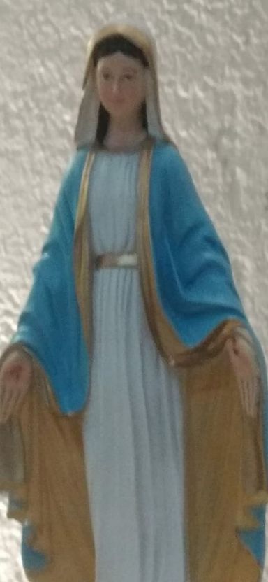 Estatua de la Virgen de la Inmaculada Concepción sonriendo