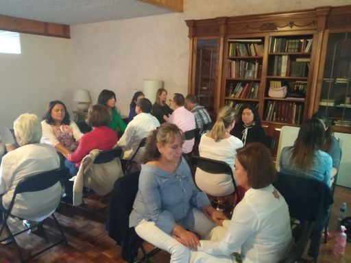 Alumnos practicando la sanación energética para recuperar la salud de las personas