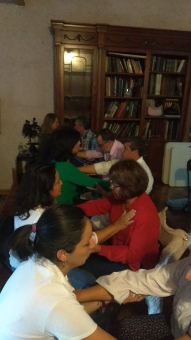 Alumnos practicando la sanación energética para recuperar la salud de las personas