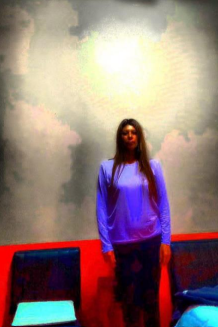 Retrato donde se ve el aura, una esfera y nubes con alas, de Adriana, sanadora bioenergética durante la limpieza de una casa