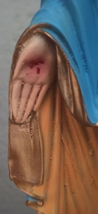 Detalle de las manos sangrando de la estatua de la Virgen de la Inmaculada Concepción