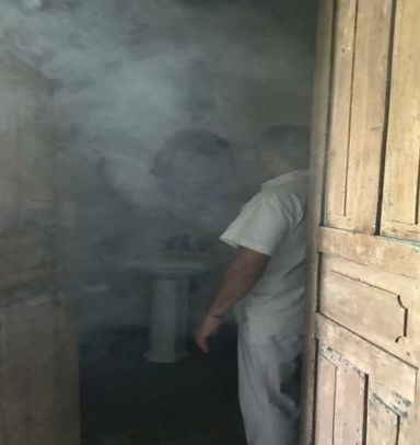Visión de un ser entre el humo durante la limpieza de una vivienda