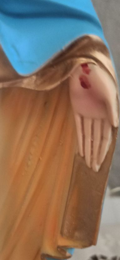 Detalle de las manos sangrando de la estatua de la Virgen de la Inmaculada Concepción