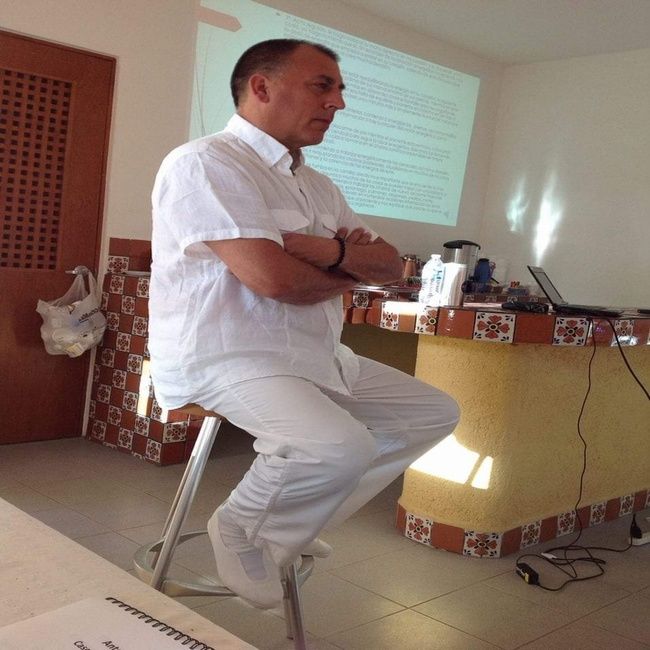 Ismael Arnau impartiendo el curso de sanación con cuarzos