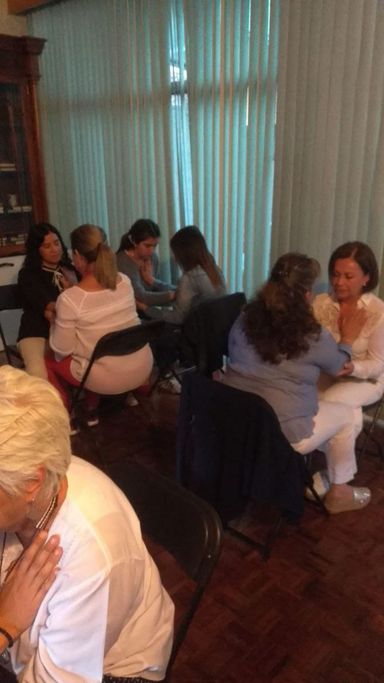 Alumnos practicando la sanación energética para recuperar la salud de las personas