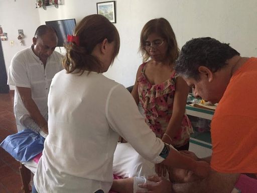 Grupo de cinco personas practicando en el curso de como auto-sanarnos