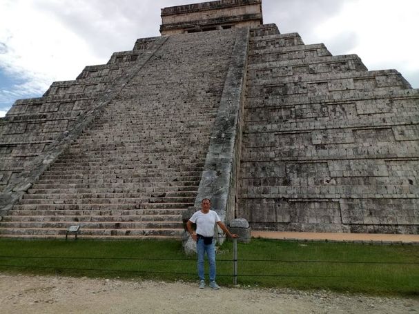 Llamado espiritual en México. Ismael Arnau en la Pirámide Chichén Itzá