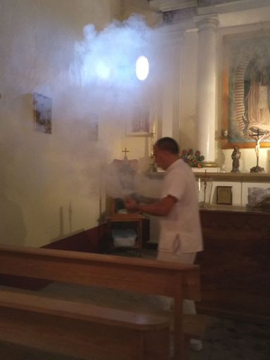 Limpieza energética de una casa mediante la quema de romero y la repetición de oraciones
