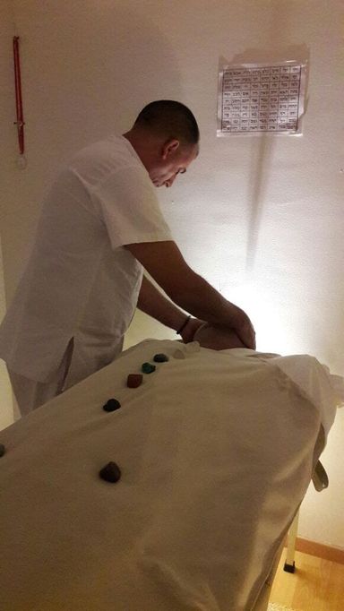 Paciente en una camilla recibiendo una terapia con cuarzos