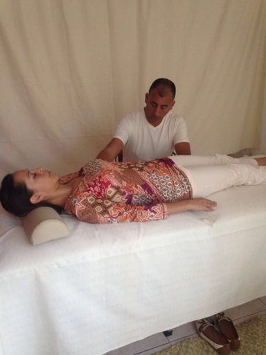 Mujer recibiendo una terapia energética y equilibrando sus Chakras