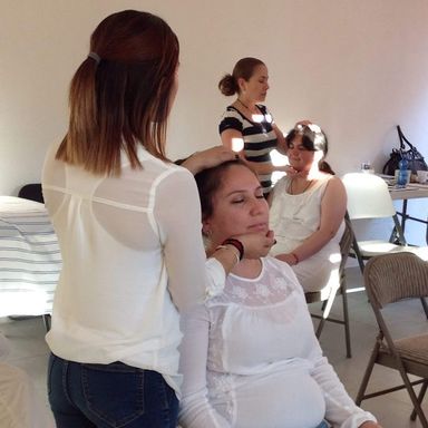 Dos mujeres practicando la imposición de manos en un curso de sanación energética en Cancún