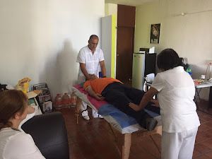 Sanador bioenergético con 16 años de experiencia y alumnos realizando una práctica de sanación presencial
