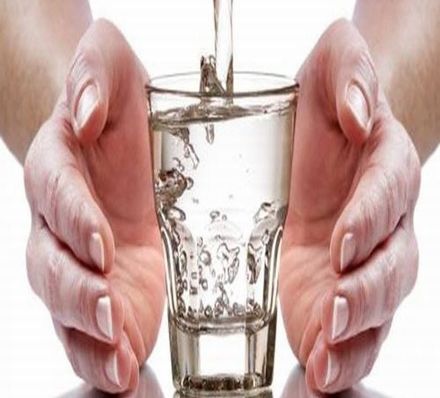 Energización del agua con imposición de manos
