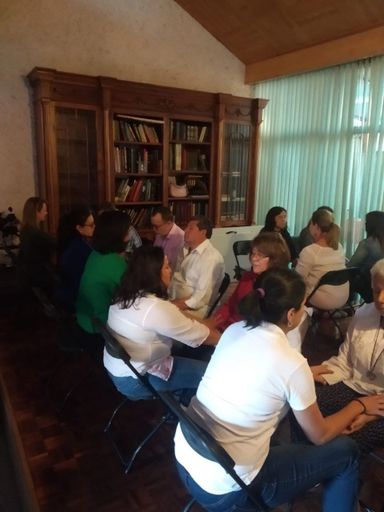 Alumnos practicando la sanación energética para recuperar la salud de las personas